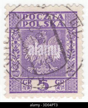 POLOGNE — 19 mai 1933 : timbre-poste violet mat de 5 grosz représentant l'aigle polonais couronné, l'élément principal des armoiries, ornement floral et ethnique géométrique. Les armoiries de la Pologne sont un aigle blanc couronné avec un bec doré et des talons, sur un fond rouge. En Pologne, les armoiries dans leur ensemble sont appelées godło dans les documents officiels et les discours familiaux, malgré le fait que les autres armoiries sont généralement appelées une herbe. Cela provient du fait que dans l'héraldique polonaise, le mot godło signifie seulement une charge héraldique Banque D'Images