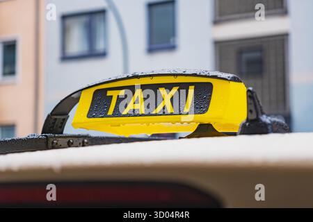 Panneau jaune de TAXI monté sur le toit d'une voiture Banque D'Images