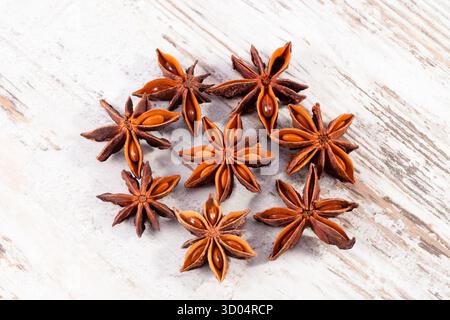 Quelques fruits d'anis étoilé sur une planche en bois, gros plan Banque D'Images