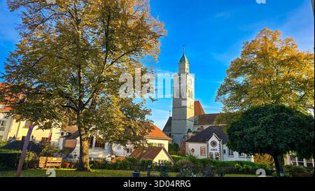 Une vue d'une tour d'église Nikolaus et l'un des coins d'une ville médiévale pittoresque Uberlingen en Allemagne par une journée ensoleillée. Banque D'Images