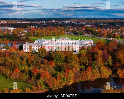Vue aérienne du palais de Jelgava et du parc d'automne à Jelgava, Lettonie Banque D'Images