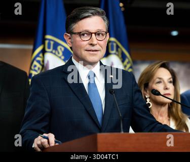 Washington, États-Unis. 21 octobre 2025. Mike Johnson (R-LA) intervenant lors d'une conférence de presse au Capitole des États-Unis à Washington, DC (photo de Michael Brochstein/Sipa USA) crédit : Sipa USA/Alamy Live News Banque D'Images