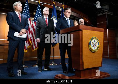 Washington, États-Unis. 21 octobre 2025. Mike Johnson (R-LA) intervenant lors d'une conférence de presse au Capitole des États-Unis à Washington, DC (photo de Michael Brochstein/Sipa USA) crédit : Sipa USA/Alamy Live News Banque D'Images