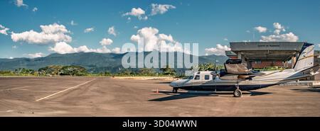 Petit avion à hélice à l'aéroport international d'Arménie à Quindío, Andes colombiennes Banque D'Images