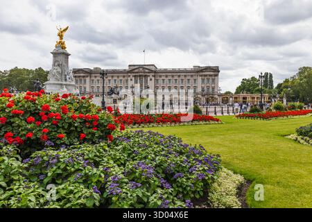 Buckingham Palace et Victoria Memorial avec ses jardins dynamiques, Londres, Royaume-Uni Banque D'Images