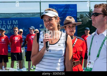 VANCOUVER, COLOMBIE-BRITANNIQUE, CANADA – 7 AOÛT 2011 : Jamie Hampton, des États-Unis (à gauche) et Aleksandra Wozniak, du Canada (deuxième à partir de la droite) p Banque D'Images
