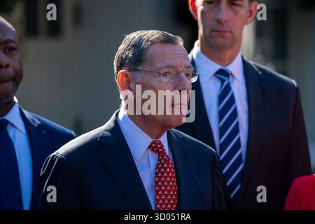 Washington, DC, États-Unis. 21 octobre 2025. Whip de la majorité du Sénat américain John Barrasso (R-Wyo.) S'adresse au corps de presse de la Maison Blanche à l'extérieur de l'aile ouest de la Maison Blanche, rejoint par le chef de la majorité au Sénat John Thune (R-S.D.), le sénateur Tim Scott (R-Sc), le sénateur Tom Cotton (R-Ark.), le sénateur James Lankford (R-Okla.) et le sénateur Shelley Moore Capito (R-W.Va.) après un déjeuner dans la roseraie avec le président Trump, DC, le 21 octobre 2025. (Crédit image : © Andrew Leyden/ZUMA Press Wire) USAGE ÉDITORIAL SEULEMENT ! Non destiné à UN USAGE commercial ! Banque D'Images