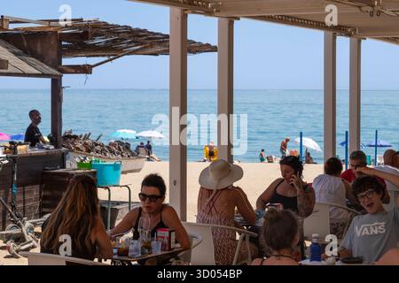 Les gens déjeunent dans un restaurant de plage surplombant la mer à fuengirola. Banque D'Images