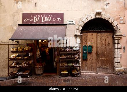 Vieille scène de rue, Malcesine, Italie Banque D'Images