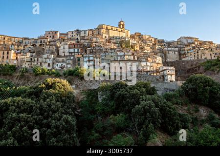 Vue sur le village médiéval de Badolato perché sur sa colline, Calabre, Italie Banque D'Images