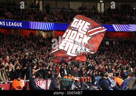 Londres, Royaume-Uni. 21 octobre 2025. Les fans d'Arsenal au match Arsenal contre Atletico Madrid UEFA Champions League, au Emirates Stadium, Londres, Royaume-Uni, le 21 octobre 2025. Crédit : Paul Marriott/Alamy Live News Banque D'Images