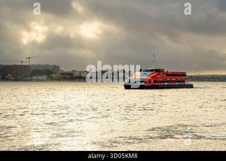 Bateau Soflusa arrivant à Barreiro de Lisbonne, parrainé par Coca-Cola. Barreiro, Portugal. Banque D'Images