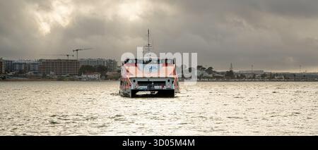 Bateau Soflusa arrivant à Barreiro de Lisbonne, parrainé par Coca-Cola. Barreiro, Portugal. Banque D'Images