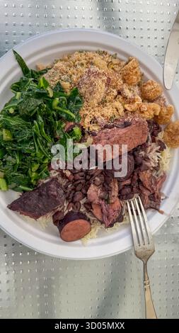 Une grande assiette de Feijoada brésilienne Banque D'Images