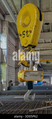 Crochet de grue industrielle suspendu à des cordes. Intérieur d'usine de l'industrie de la construction Banque D'Images