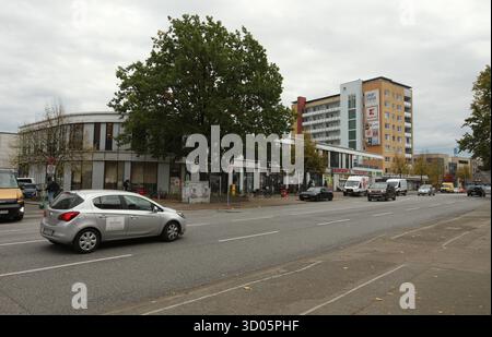 DATE D'ENREGISTREMENT NON INDIQUÉE Wohnungen und Geschäfte an der vielbefahrenen Luruper Hauptstraße. Lurup Hamburg *** appartements et magasins sur la route principale Lurup Lurup Hamburg Banque D'Images