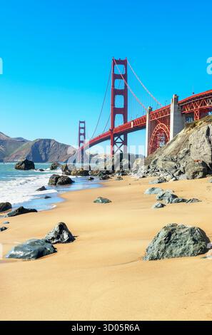 Vue sur le Golden Gate Bridge depuis la plage de la boulangerie, San Francisco, Californie, États-Unis Banque D'Images