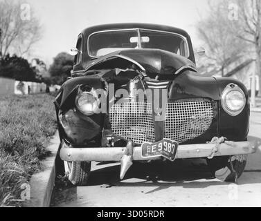 1940s modèle auto avec dommages à l'extrémité avant Banque D'Images