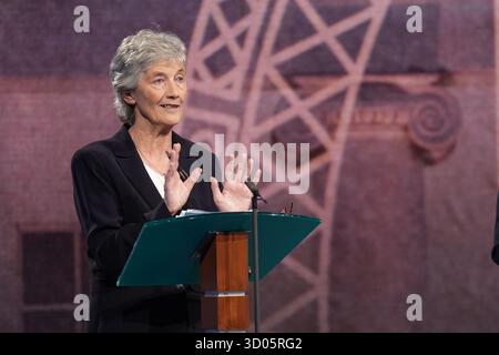 La candidate indépendante Catherine Connolly participe au débat final de la campagne électorale présidentielle irlandaise aux studios de RTE à Donnybrook, Dublin. Date de la photo : mardi 21 octobre 2025. Banque D'Images