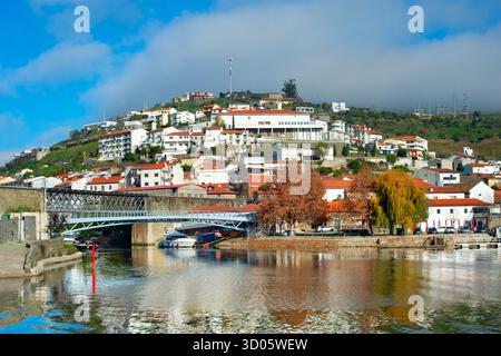 Vue sur Pinhao - ville au coeur de la région viticole de Porto au confluent des rivières Douro et Pinhao Banque D'Images