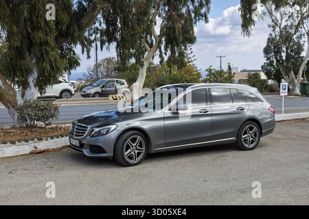 Gris Mercedes-Benz C-Class Estate garé sur une rue à Santorin, Grèce, 6 octobre 2025 Banque D'Images