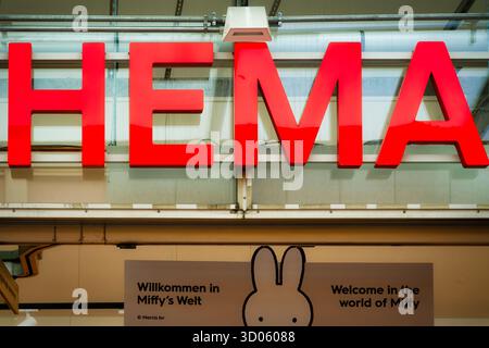Cologne, Allemagne 17 octobre 2025 : enseigne de magasin HEMA et bannière promotionnelle Miffy visible à travers une vitrine à Cologne, Allemagne, mettant en valeur le néerlandais Banque D'Images