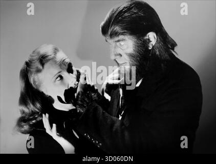 Publicité toujours du film d'horreur The APE Man de 1943, montrant les acteurs Louise Currie et Béla Lugosi dans une scène dramatique. Le film fait partie de l'époque d'horreur classique des années 1940 connue pour sa transformation et ses thèmes de scientifique fou. Banque D'Images