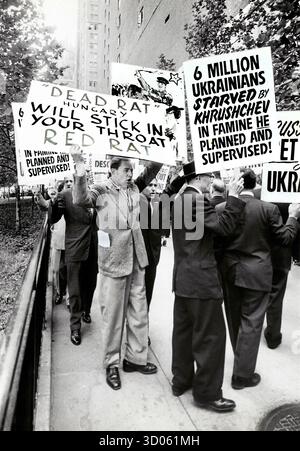 Groupe de personnes avec des pancartes protestant contre la visite du dirigeant soviétique Nikita Khrouchtchev aux Nations Unies, New York City, New York, USA, Angelo Rizzuto, Anthony Angel Collection, 18 septembre 1959 Banque D'Images