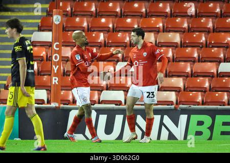 Barnsley, Royaume-Uni. 21 octobre 2025. Neil Farrugia célèbre avec David McGoldrick qui marque son 4e but lors du Barnsley v Manchester United U21 vertu FA Trophy Round 1 Northerrn Group d match à Oakwell, Barnsley, Angleterre le 21 octobre 2025 crédit : Phil Duncan/Every second Media crédit : Every second Media/Alamy Live News Banque D'Images