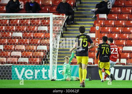 Barnsley, Royaume-Uni. 21 octobre 2025. Neil Farrugia marque son 4e but devant le gardien de Manchester United U21 William Murdock lors du Barnsley v Manchester United U21 vertu FA Trophy Round 1 Northerrn Group d match à Oakwell, Barnsley, Angleterre le 21 octobre 2025 Credit : Phil Duncan/Every second Media Credit : Every second Media/Alamy Live News Banque D'Images