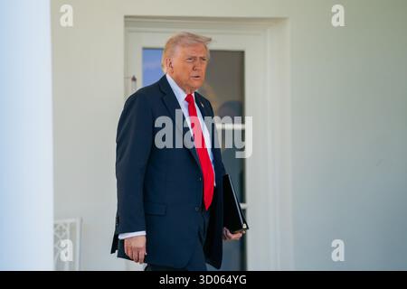 Le président des États-Unis Donald J Trump arrive à un déjeuner avec des sénateurs républicains dans la roseraie de la Maison Blanche à Washington, DC, États-Unis, mardi 21 octobre, 2025. un conseiller économique de premier plan du président Donald Trump a suggéré que des « mesures plus fortes » pourraient être envisagées si la fermeture du gouvernement, qui en est à son vingtième jour, ne se terminait pas cette semaine. Crédit : Allison Robbert/Pool via CNP/MediaPunch Banque D'Images