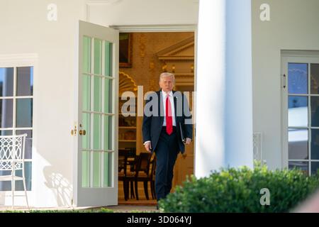 Le président des États-Unis Donald J Trump arrive à un déjeuner avec des sénateurs républicains dans la roseraie de la Maison Blanche à Washington, DC, États-Unis, mardi 21 octobre, 2025. un conseiller économique de premier plan du président Donald Trump a suggéré que des « mesures plus fortes » pourraient être envisagées si la fermeture du gouvernement, qui en est à son vingtième jour, ne se terminait pas cette semaine. Crédit : Allison Robbert/Pool via CNP/MediaPunch Banque D'Images