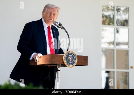 Le président des États-Unis Donald J Trump parle lors d’un déjeuner avec des sénateurs républicains dans la roseraie de la Maison Blanche à Washington, DC, États-Unis, mardi 21 octobre, 2025. des groupes conservateurs influents aux poches profondes poussent les Républicains à exiger des démocrates de fortes concessions en échange de l'extension des subventions aux soins de santé, une mesure qui risque de prolonger la fermeture du gouvernement américain, qui en est à son 21e jour. Crédit : Allison Robbert/Pool via CNP/MediaPunch Banque D'Images