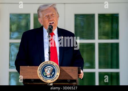 Le président des États-Unis Donald J Trump parle lors d’un déjeuner avec des sénateurs républicains dans la roseraie de la Maison Blanche à Washington, DC, États-Unis, mardi 21 octobre, 2025. des groupes conservateurs influents aux poches profondes poussent les Républicains à exiger des démocrates de fortes concessions en échange de l'extension des subventions aux soins de santé, une mesure qui risque de prolonger la fermeture du gouvernement américain, qui en est à son 21e jour. Crédit : Allison Robbert/Pool via CNP/MediaPunch Banque D'Images