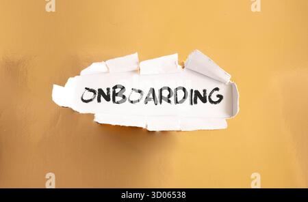 Symbole de bienvenue à bord. Blocs en bois avec les mots « Welcome Onboard » sur un magnifique fond jaune. Concept d'entreprise et d'accueil à bord. Copier l'espace. Banque D'Images