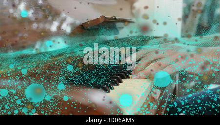 Mains de pianiste pressant les touches de piano à queue en bois en studio, avec des particules numériques turquoise Banque D'Images