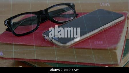 Lunettes de repos et smartphone couché sur un livre rouge à couverture rigide sur un bureau en bois, avec superposition de grille Banque D'Images