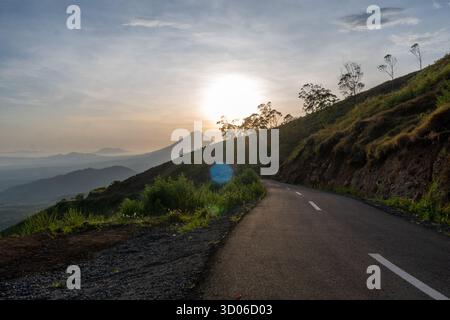 Superbe photo aérienne capturant le lever du soleil sur un vaste paysage de montagne brumeux à Flores. Banque D'Images