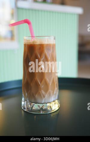 Délicieuse boisson au café glacé servie avec une paille Banque D'Images