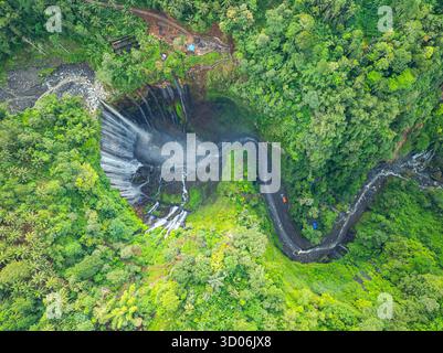 Vue aérienne Tumpak Sewu Cascade la plus belle d'Indonésie. Les collines et les montagnes de Java regorgent de cascades étonnantes. Des milliers d'eau Banque D'Images