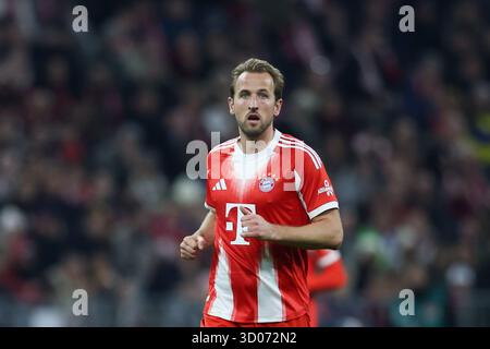 Munich, Allemagne. 18 octobre 2025. Harry Kane du Bayern Munich vu lors du match de Bundesliga 2025/2026 entre le Bayern Munich et le Borussia Dortmund à l'Allianz Arena. Score final : Bayern Munich 2 :1 Borussia Dortmund. Crédit : SOPA images Limited/Alamy Live News Banque D'Images