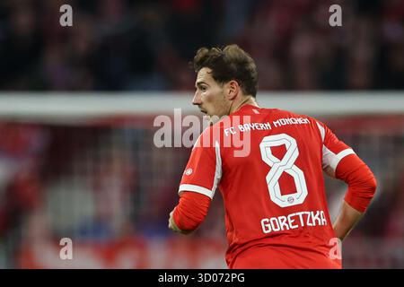 Munich, Allemagne. 18 octobre 2025. Leon Goretzka du Bayern Munich vu lors du match de Bundesliga 2025/2026 entre le Bayern Munich et le Borussia Dortmund à l'Allianz Arena. Score final : Bayern Munich 2 :1 Borussia Dortmund. Crédit : SOPA images Limited/Alamy Live News Banque D'Images