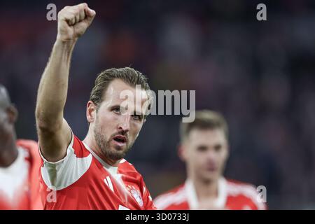 Munich, Allemagne. 18 octobre 2025. Harry Kane du Bayern Munich vu lors du match de Bundesliga 2025/2026 entre le Bayern Munich et le Borussia Dortmund à l'Allianz Arena. Score final : Bayern Munich 2 :1 Borussia Dortmund. (Photo de Grzegorz Wajda/SOPA images/SIPA USA) crédit : SIPA USA/Alamy Live News Banque D'Images