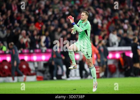 Munich, Allemagne. 18 octobre 2025. Manuel Neuer du Bayern Munich vu lors du match de Bundesliga 2025/2026 entre le Bayern Munich et le Borussia Dortmund à l'Allianz Arena. Score final : Bayern Munich 2 :1 Borussia Dortmund. (Photo de Grzegorz Wajda/SOPA images/SIPA USA) crédit : SIPA USA/Alamy Live News Banque D'Images
