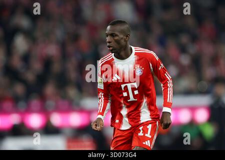 Munich, Allemagne. 18 octobre 2025. Nicolas Jackson du Bayern Munich vu lors du match de Bundesliga 2025/2026 entre le Bayern Munich et le Borussia Dortmund à l'Allianz Arena. Score final : Bayern Munich 2 :1 Borussia Dortmund. (Photo de Grzegorz Wajda/SOPA images/SIPA USA) crédit : SIPA USA/Alamy Live News Banque D'Images