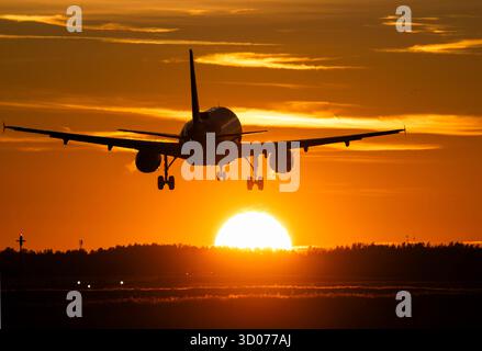 Avion atterrissant à l'aéroport d'Arlanda à Stockholm, Suède.photo : Jonas Ekströmer / TT / Code 10030 ce texte est traduit automatiquement Banque D'Images