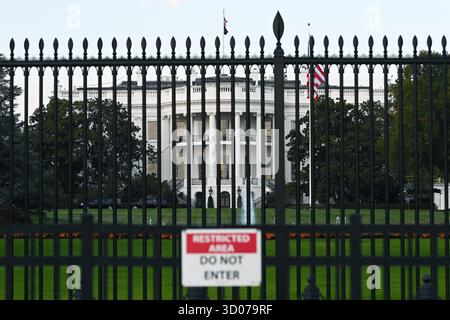 Washington, États-Unis. 21 octobre 2025. Cette photo prise le 21 octobre 2025 montre la Maison Blanche à Washington, DC, aux États-Unis. La fermeture du gouvernement fédéral est entrée dans sa 21e journée mardi. Crédit : Li Rui/Xinhua/Alamy Live News Banque D'Images