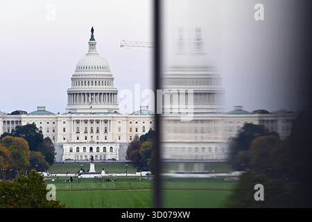 Washington, États-Unis. 21 octobre 2025. Cette photo prise le 21 octobre 2025 montre le bâtiment du Capitole des États-Unis à Washington, DC, aux États-Unis. La fermeture du gouvernement fédéral est entrée dans sa 21e journée mardi. Crédit : Li Rui/Xinhua/Alamy Live News Banque D'Images
