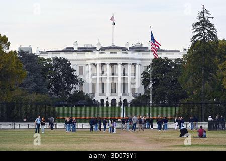 Washington, États-Unis. 21 octobre 2025. Les gens passent leur temps libre devant la Maison Blanche à Washington, DC, États-Unis, Oct. 21, 2025. La fermeture du gouvernement fédéral est entrée dans sa 21e journée mardi. Crédit : Li Rui/Xinhua/Alamy Live News Banque D'Images