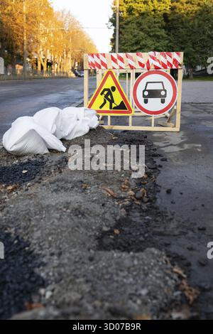 Panneau municipal indiquant les travaux routiers apanneau municipal indiquant les travaux routiers à venir. Travaux routiers, panneau de réparation.tête Banque D'Images